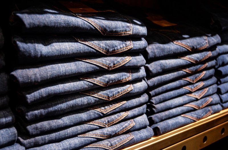 magasin-BERRE LES ALPES-min_jeans_pants_blue_shop_shopping_shelf_exhibition_buy-940702